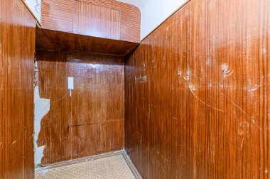 Rusya, Moskova... 16 Mayıs 2020: İç mekan dairesi modern, parlak, rahat atmosfer. Genel temizlik, ev dekorasyonu, satılık ev hazırlığı.