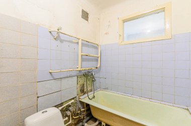 Rusya, Moskova... 16 Mayıs 2020: İç mekan dairesi modern, parlak, rahat atmosfer. Genel temizlik, ev dekorasyonu, satılık ev hazırlığı.