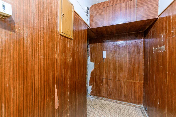 Rusya, Moskova... 16 Mayıs 2020: İç mekan dairesi modern, parlak, rahat atmosfer. Genel temizlik, ev dekorasyonu, satılık ev hazırlığı.