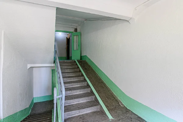 ロシア モスクワ 2020年5月16日 室内アパート公共の場所 家の入り口 ドア壁階段廊下 — ストック写真