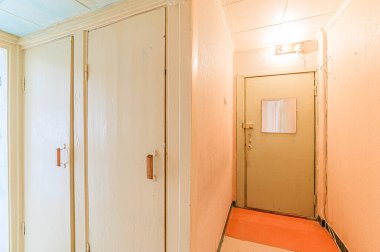 Rusya, Moskova - 19 Mayıs 2020: iç daire mobilyası olmayan boş eski dağınık mobilya değil modern mobilyalar. Kozmetik tamiri gerekiyor