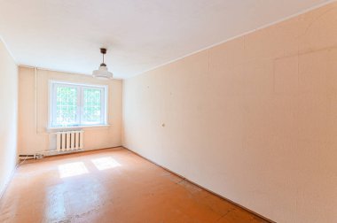 Rusya, Moskova - 19 Mayıs 2020: iç daire mobilyası olmayan boş eski dağınık mobilya değil modern mobilyalar. Kozmetik tamiri gerekiyor