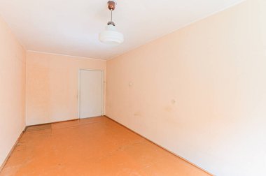 Rusya, Moskova - 19 Mayıs 2020: iç daire mobilyası olmayan boş eski dağınık mobilya değil modern mobilyalar. Kozmetik tamiri gerekiyor