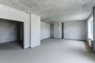 Rusya, Moskova... 19 Mayıs 2020: iç daire kendi kendini bitirme için kabataslak onarım. İç dekorasyon, odanın çıplak duvarları, inşaat sahnesi.
