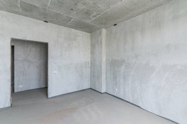 Rusya, Moskova... 19 Mayıs 2020: iç daire kendi kendini bitirme için kabataslak onarım. İç dekorasyon, odanın çıplak duvarları, inşaat sahnesi.