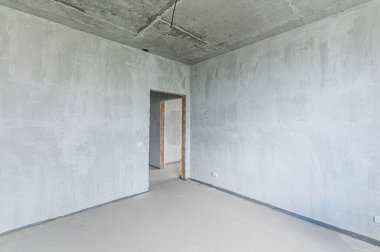 Rusya, Moskova... 19 Mayıs 2020: iç daire kendi kendini bitirme için kabataslak onarım. İç dekorasyon, odanın çıplak duvarları, inşaat sahnesi.