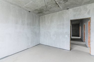 Rusya, Moskova... 19 Mayıs 2020: iç daire kendi kendini bitirme için kabataslak onarım. İç dekorasyon, odanın çıplak duvarları, inşaat sahnesi.