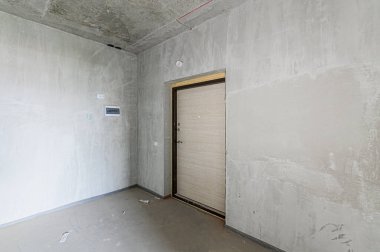 Rusya, Moskova... 19 Mayıs 2020: iç daire kendi kendini bitirme için kabataslak onarım. İç dekorasyon, odanın çıplak duvarları, inşaat sahnesi.