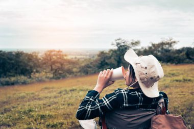 Mutlu kadınlar sırt çantası ve hafta sonları rahatlatan güzel doğa ile eğleniyorlar..