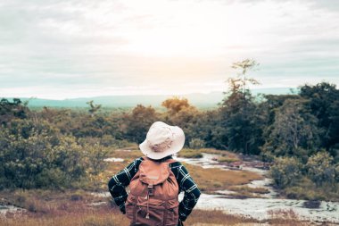 Mutlu kadınlar sırt çantası ve hafta sonları rahatlatan güzel doğa ile eğleniyorlar..