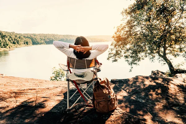 Kobiety Odpoczywają Kempingu Czas Relaksu Weekend — Zdjęcie stockowe