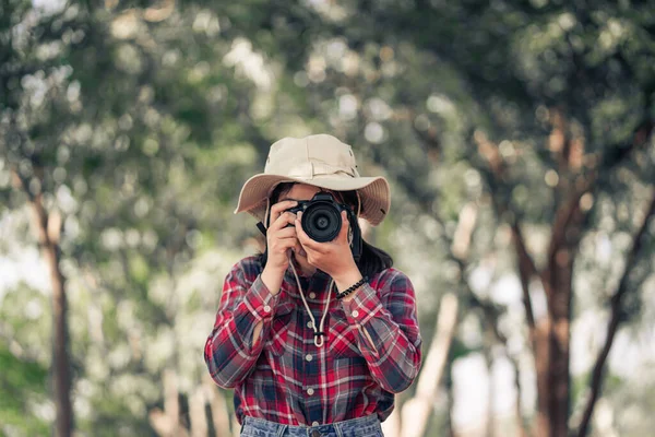 Feliz Joven Fotógrafa Viajes — Foto de Stock