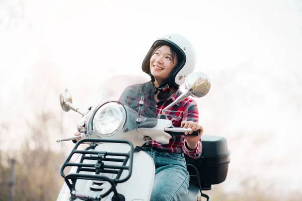 道路上のモータースクーターに乗って若い女の子 休暇中に田舎でスクーター遅い生活で旅行 — ストック写真