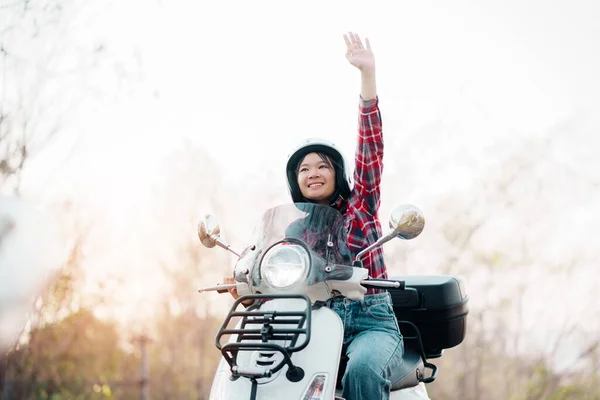 Menina Jovem Montando Uma Scooter Motor Road Travels Scooter Vida — Fotografia de Stock