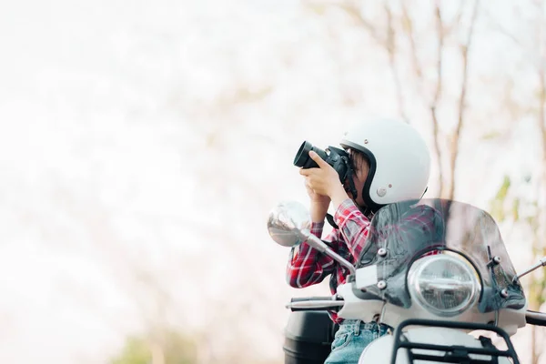 Chica Joven Montando Scooter Carretera Viaja Scooter Vida Lenta Campo — Foto de Stock