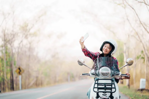 Fiatal Lány Lovaglás Egy Motoros Robogó Utazások Robogóval Lassú Élet — Stock Fotó