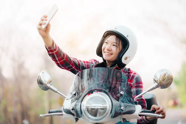 Fiatal Lány Lovaglás Egy Motoros Robogó Utazások Robogóval Lassú Élet — Stock Fotó