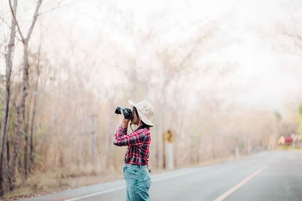 Gelukkige Jonge Vrouw Fotograaf Reist — Stockfoto