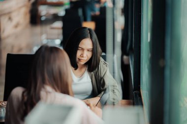 Female traders discuss the direction of cryptocurrency. take profit.