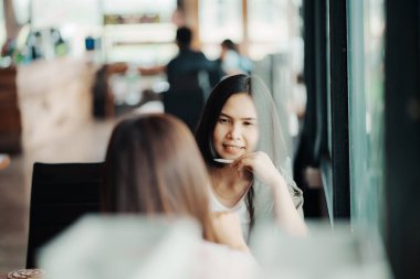 Kadın tüccarlar şifreli para biriminin yönünü tartışırlar. kazanç al.