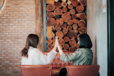 Kadın serbest çalışanlar mükemmel proje için oluşturulan yeni içeriği tartıştılar.