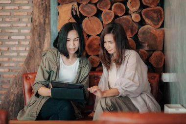 Kadın serbest çalışanlar mükemmel proje için oluşturulan yeni içeriği tartıştılar.