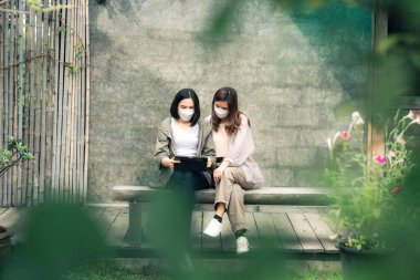 Kadın serbest çalışanlar mükemmel proje için oluşturulan yeni içeriği tartıştılar.