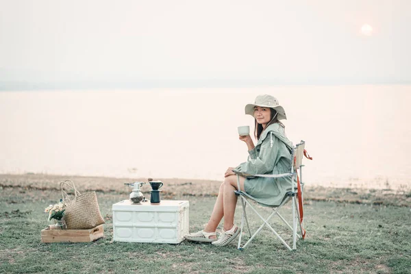 Mutlu Kadın Tatil Sabahı Dinleniyor Seyahat Ediyor Yavaş Bir Hayat — Stok fotoğraf