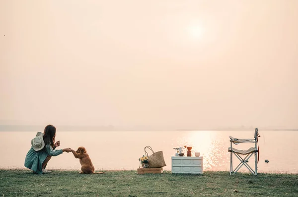 Ευτυχισμένη Γυναίκα Χαλαρώνοντας Ένα Σκυλί Πρωί Των Διακοπών Ταξίδια Και — Φωτογραφία Αρχείου