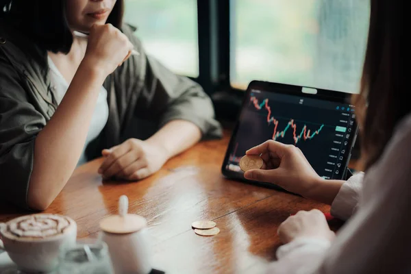 Female Traders Discuss Direction Cryptocurrency Take Profit — Foto de Stock