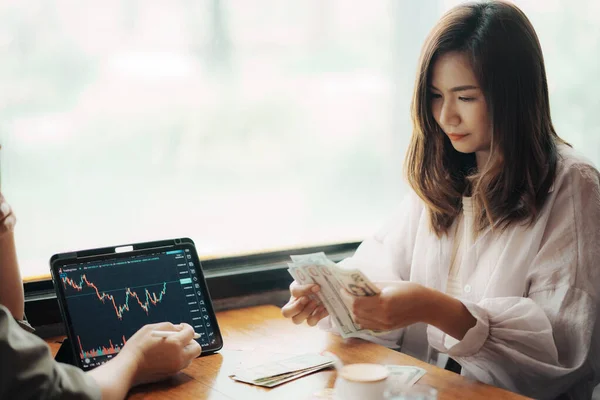 Female traders discuss the direction of cryptocurrency. take profit.
