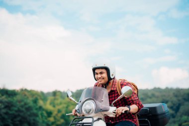 Hippi sırt çantalı ve motosikletli. Scooter ile seyahatler dinlenme zamanlarında yavaş yaşam.