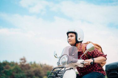 Hippi sırt çantalı ve motosikletli. Scooter ile seyahatler dinlenme zamanlarında yavaş yaşam.