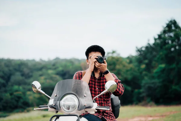 Hipster Fotograaf Een Scooter Weg Gereisd Met Scooter Langzaam Leven — Stockfoto