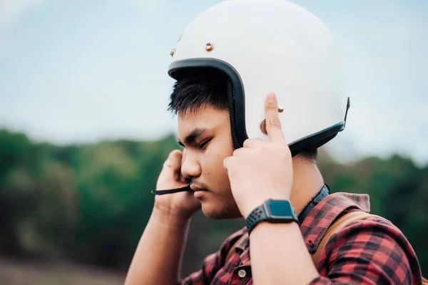 Mochilero Pone Casco Antes Montar Scooter — Foto de Stock