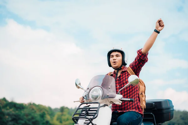 Hipster Mochilero Montando Una Moto Carretera Viajes Scooter Vida Lenta Fotos De Stock