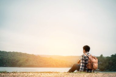 Genç adam tatilde seyahat ediyor. seçici ve yumuşak odak.