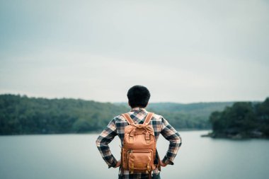 Genç adam tatilde seyahat ediyor. seçici ve yumuşak odak.