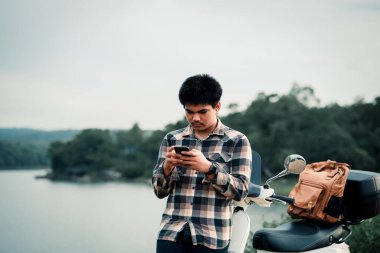 Genç adam seyahat sırasında sırt çantasıyla konumu kontrol ediyor. seçici ve yumuşak odak.