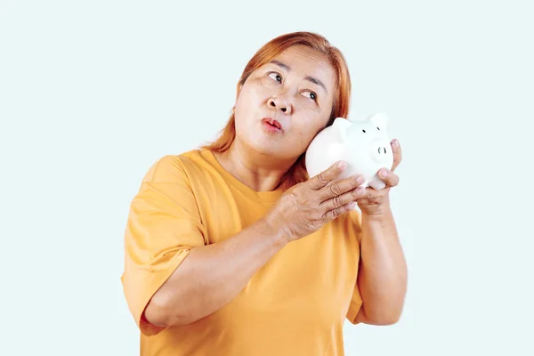 Glückliche Asiatin Mit Sparschwein Auf Weißem Hintergrund Freude Der Alten — Stockfoto