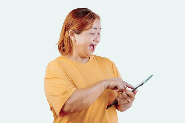 Mujer Mayor Que Utiliza Tecnología Tableta Inteligente Vida Digital — Foto de Stock