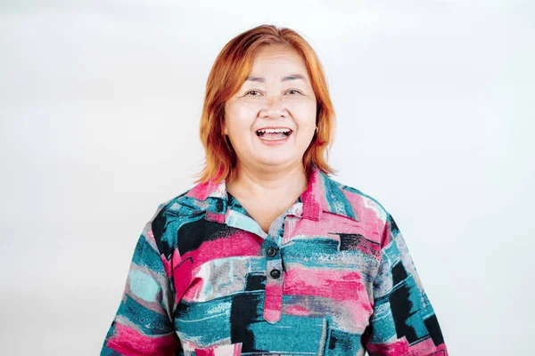 Mujer Asiática Feliz Sobre Fondo Gris Disfrute Las Mujeres Edad —  Fotos de Stock
