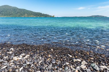 Güzel siyah taş plajı ya da Koh Hin Ngam Tayland 'ın Lipe adasındaki tropikal denizde.