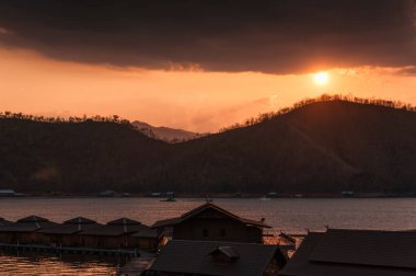 Kanchanaburi, Tayland 'daki tropikal yağmur ormanlarında gün batımı ve sal tatil beldesi