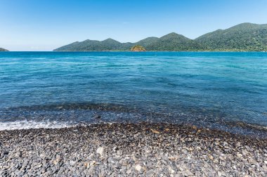 Güzel siyah taş plajı ya da Koh Hin Ngam Tayland 'ın Lipe adasındaki tropikal denizde.