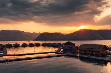 Kanchanaburi, Tayland 'daki tropikal yağmur ormanlarında gün batımı ve sal tatil beldesi