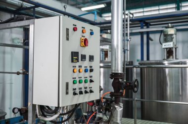 İçecek işleme tesisinde lekesiz boru hattı ve tank sisteminin denetim paneli