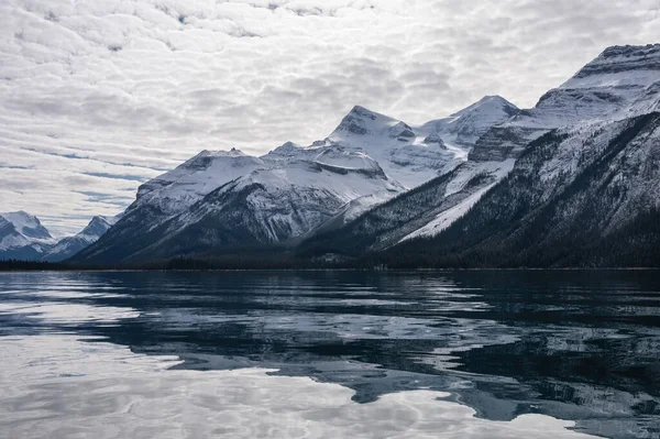 Вид Канадських Скелястих Гір Відбивається Озері Малінь Національному Парку Джаспер — стокове фото