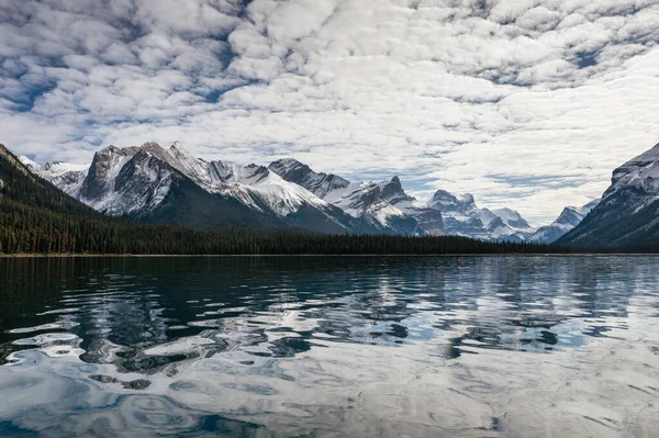 Vista Das Montanhas Rochosas Canadenses Reflexão Sobre Lago Maligne Parque — Fotografia de Stock