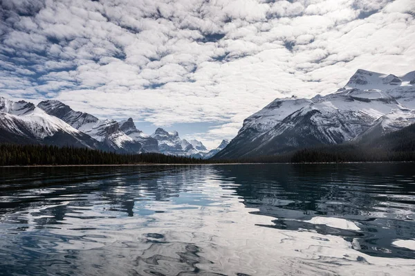 Blick Auf Die Reflexion Der Kanadischen Rocky Mountains Auf Dem — Stockfoto